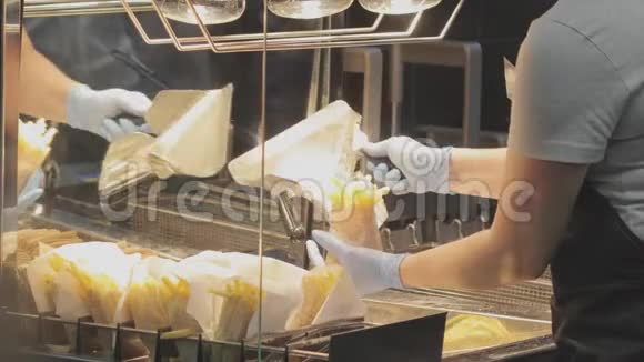 做薯条土豆男人做薯条土豆快餐烹饪法式土豆视频的预览图
