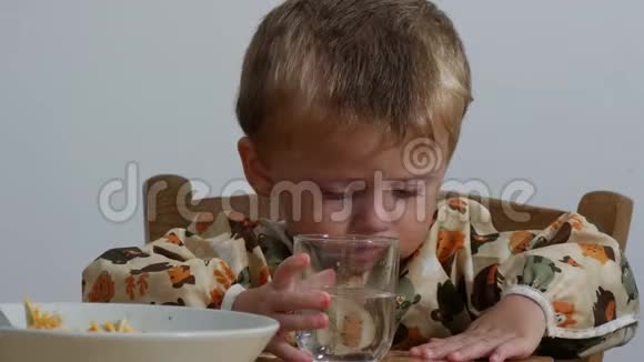 可爱的小男孩在室内吃意大利面视频的预览图