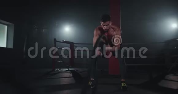 有吸引力的人肌肉身体训练在交叉健身班使用绳索集中做他的锻炼视频的预览图