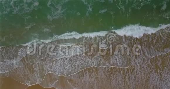 石质海岸地段的鸟瞰图可看到海浪和浪花视频的预览图