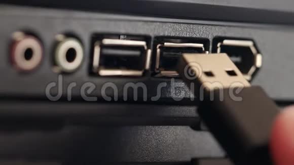 USB电缆插入插座黑色面板与彩色连接器麦克风和耳机也通用串行Bu视频的预览图