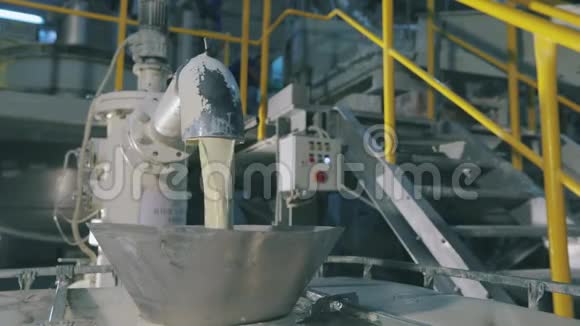 皮质醇生产白色油漆倒入桶内工业内部视频的预览图