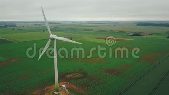 在立陶宛村庄附近的绿色山谷中的风力涡轮机的空中视野视频的预览图