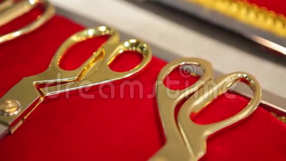 红色枕头上的金色剪刀特写正式开幕的剪刀视频的预览图