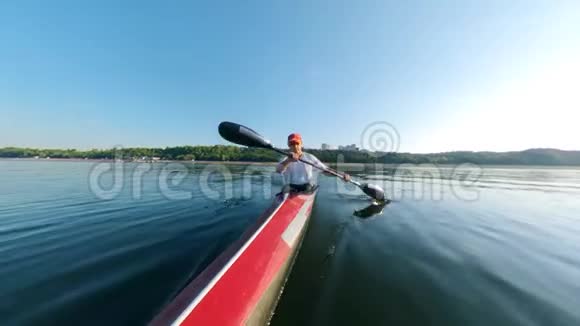 一个男人在前面的独木舟上划水视频的预览图