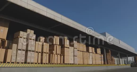 仓库在工厂一个大仓库在工厂有箱子准备装在卡车里的箱子视频的预览图