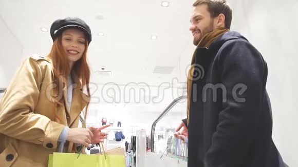 新婚夫妇在购物店挑选衣服视频的预览图
