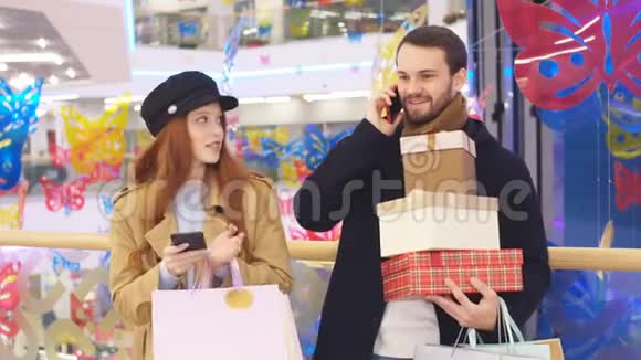 在购物中心购物的美丽情侣视频的预览图