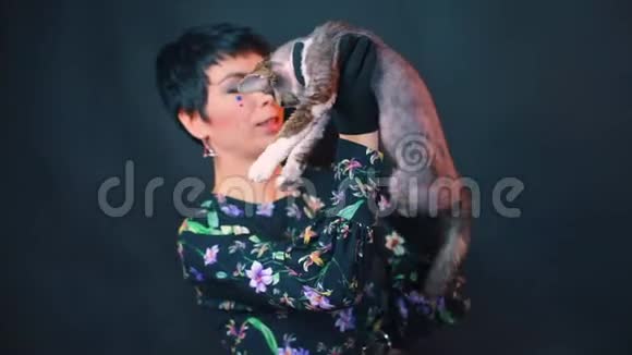 一个穿着衣服脸上含着眼泪的漂亮女人抱着一只猫视频的预览图