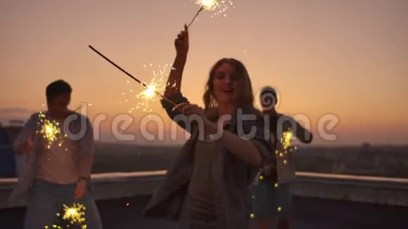 俄罗斯女孩用孟加拉灯跳舞视频的预览图