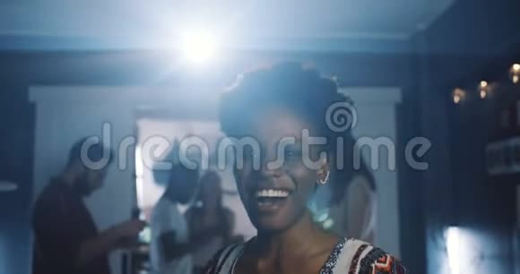 快乐美丽的年轻非洲女人在有趣的生日庆祝舞会上微笑镜头的肖像视频的预览图