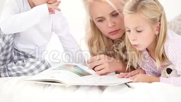 母亲给两个孩子读历史视频的预览图