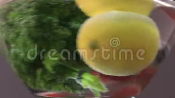 健康食品新鲜水果葡萄苹果柠檬HD视频的预览图