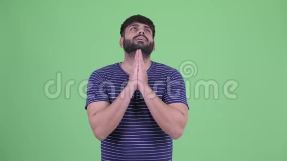 一位身材矮小体重超重的印度男人祈祷视频的预览图