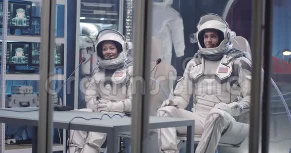 美国宇航员在新闻发布会上挥手致意视频的预览图