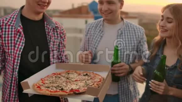 朋友们一起吃披萨慢动作视频的预览图
