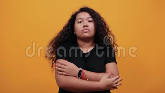 美国黑人年轻女性体重超重双手交叉拥抱视频的预览图
