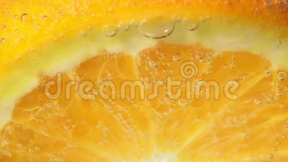果汁柑橘橙果在水中特写气泡准备果汁和饮料视频的预览图