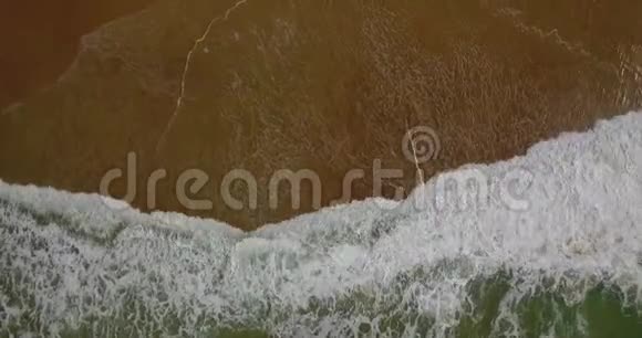 沿海岸部分的空中景观有入波和喷雾视频的预览图
