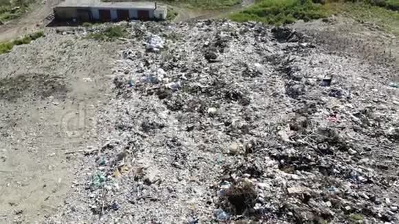 山垃圾大垃圾堆退化垃圾堆的臭气和有毒残渣这些垃圾来自城市视频的预览图