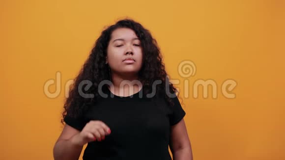 严格的美国黑人女性体重超重手举在嘴上抬头看视频的预览图