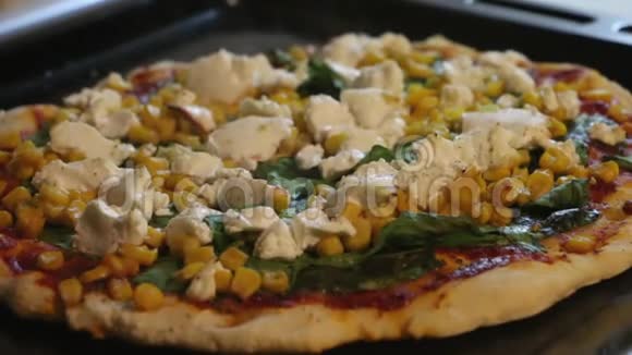 从烤箱里取出的蔬菜披萨山羊奶酪菠菜叶玉米牛至胡椒视频的预览图