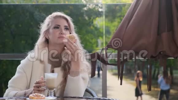 优雅的女人在街头咖啡馆里聊天吃着甜糕点蛋糕视频的预览图