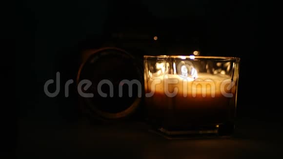 蜡烛燃烧在玻璃黑暗背景和老式相机50毫米24P3没有声音视频的预览图