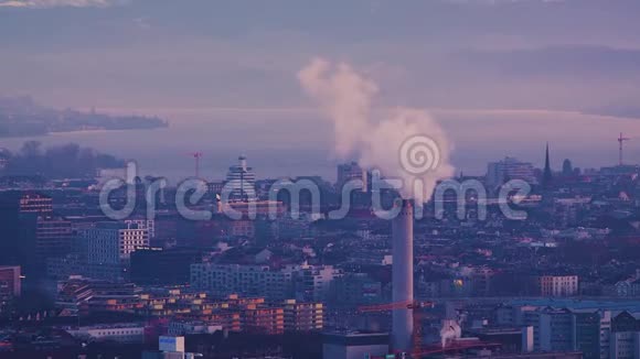 苏黎世市日落大远景背景是吸烟烟囱和湖泊50毫米无声音视频的预览图