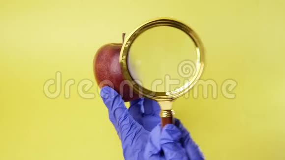 科学家研究一个大红苹果基因工程食品概念视频的预览图