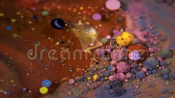 抽象色彩丰富的丙烯酸涂料在水上蔓延视频的预览图