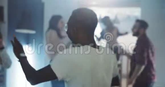 快乐年轻开朗的黑人男学生与多民族朋友在生日聚会上跳舞慢动作视频的预览图