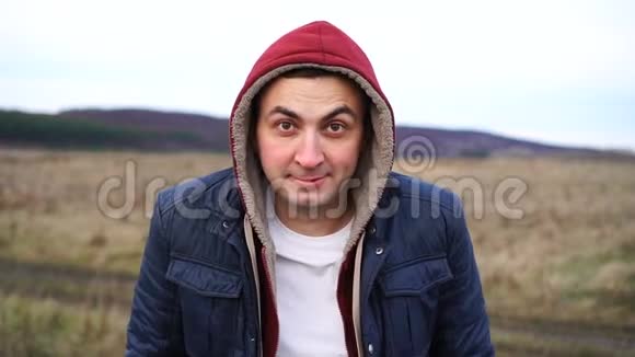 一个戴着头巾的快乐男人的头像视频的预览图