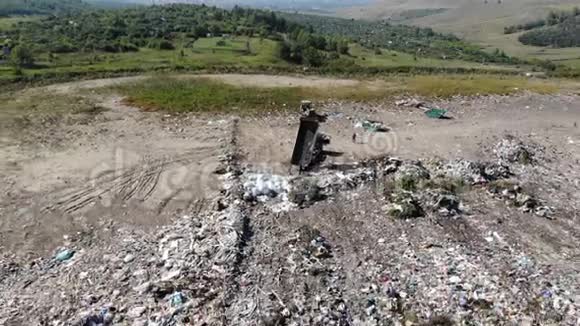 山垃圾大垃圾堆退化垃圾堆的臭气和有毒残渣这些垃圾来自城市视频的预览图