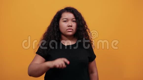 快乐的美国黑人女性手指超重侧着身子视频的预览图