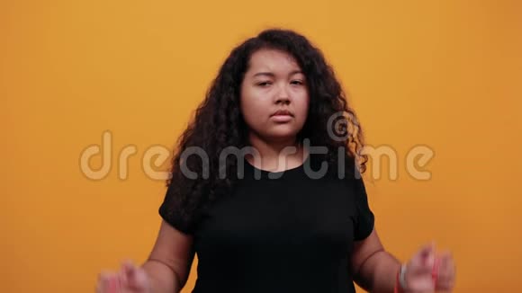 震惊了美国黑人年轻女子的双手抱头纠正发型视频的预览图