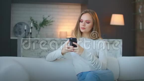 家里的女人用手机发短信漂亮的年轻女性专业人士在智能手机上工作年轻漂亮的女人视频的预览图