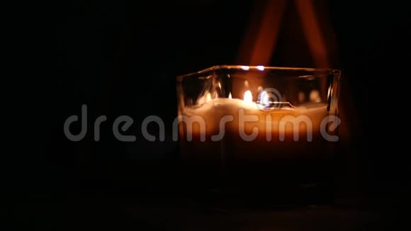 玻璃暗背景下的蜡烛燃烧24fpsMOV视频的预览图