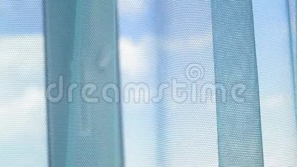早晨窗帘透过窗帘遮住了窗户的阳光视频的预览图