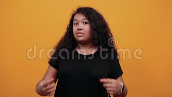 美国黑人女青年超重手指指向自己视频的预览图
