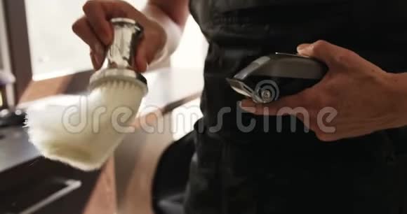 近距离观看理发师清洁电动剃须刀视频的预览图