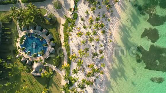 带棕榈树和白沙的加勒比海热带海滩的空中录像在巴瓦罗度假区旅游度假蓬塔卡纳视频的预览图