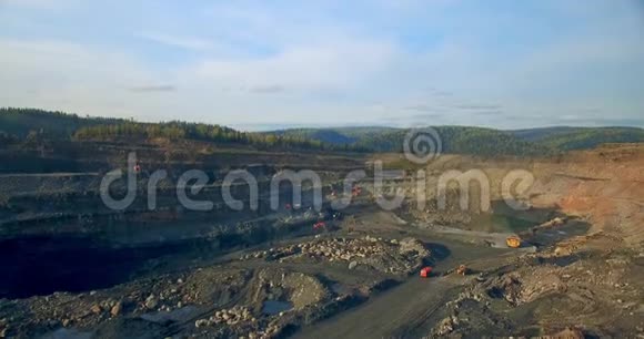 直升机从煤矿起飞视频的预览图