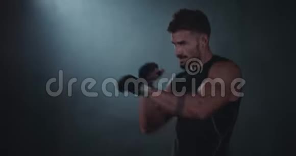 拳击运动员在镜头前很有魅力他在体育课上很努力地锻炼视频的预览图
