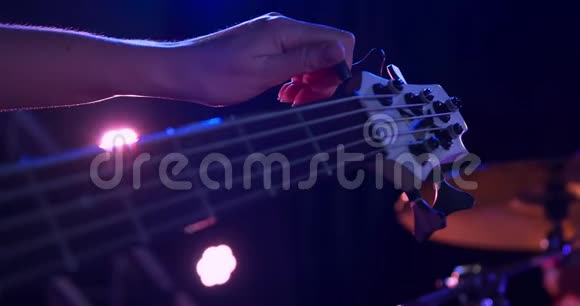 女音乐家在音乐会前调吉他视频的预览图