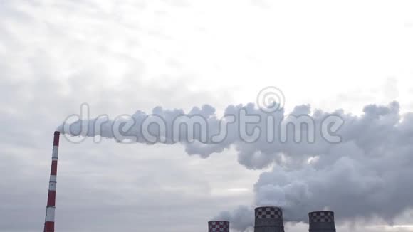 工厂管道烟雾来自工厂在阴天工厂环境污染视频的预览图