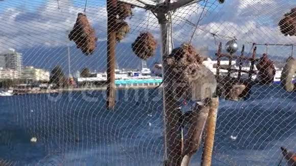 渔网背后的干海绵和船坞内的海视频的预览图