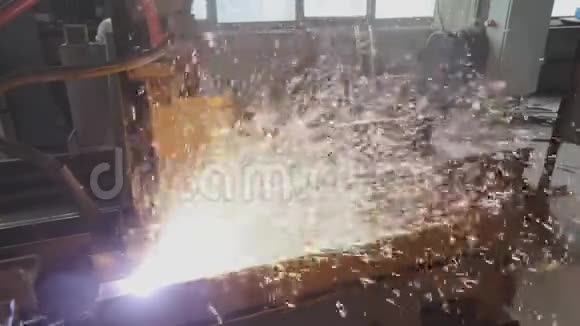 金属切削产生的火花缓慢运动金属切削产生的明亮火花视频的预览图