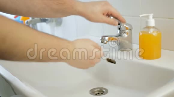 冠状病毒洗手预防大流行病肥皂水消毒凝胶和泡沫塑料视频的预览图