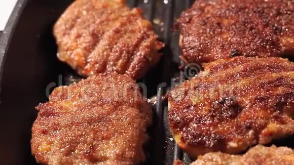 热辣多汁的油炸汉堡馅饼有一个清脆的棕色铁锈锅里炒肉视频的预览图